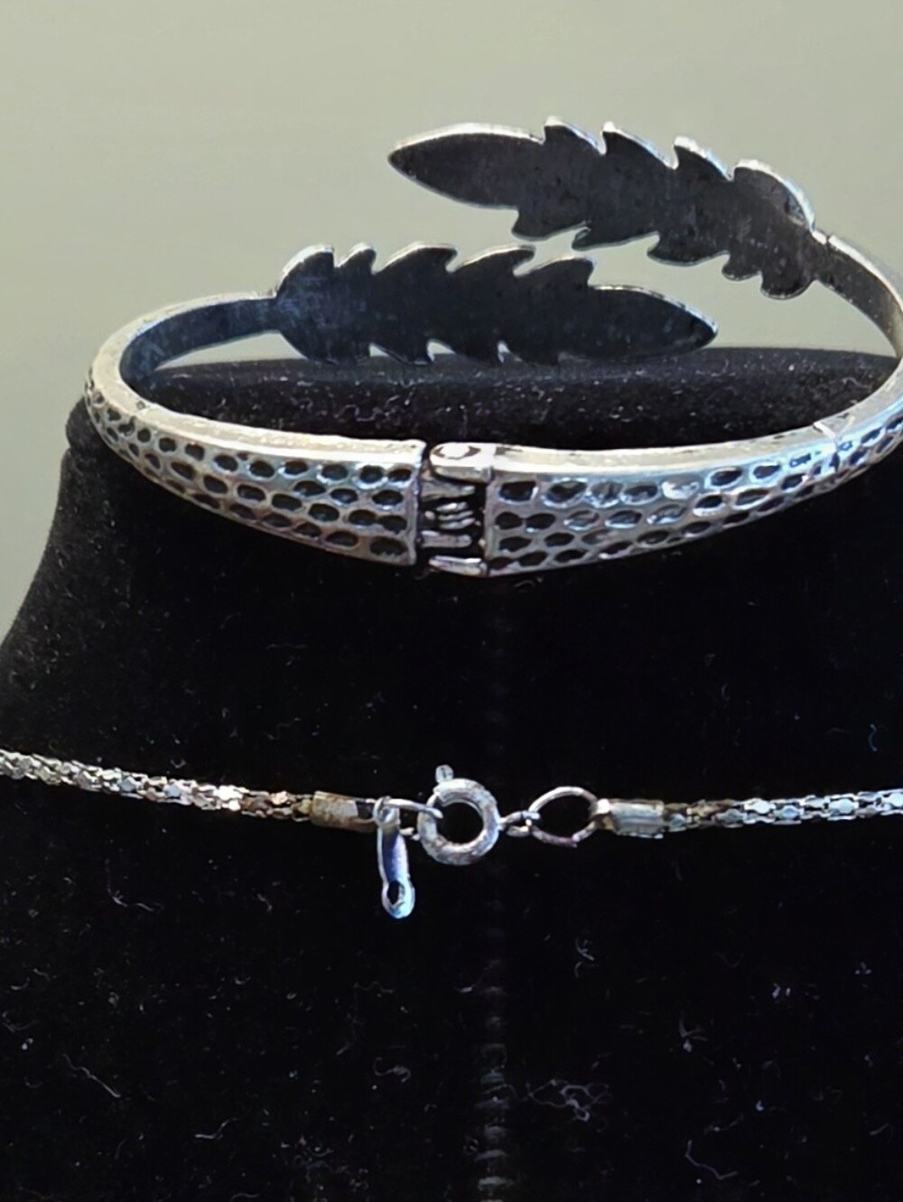 Vintage Southwestern Silvertone Feather Necklace & Matching Cuff Bracelet Set - Picture 4 of 5